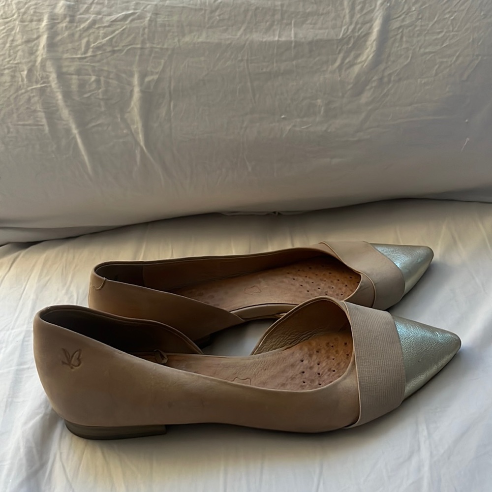 Caprice beige flats. used but good quality. SIZE 8 USA, woman
